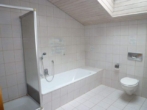 Bad mit Dusche - Großzügige u. schöne DHH mit Terrasse, Balkon, Garten u. Garage